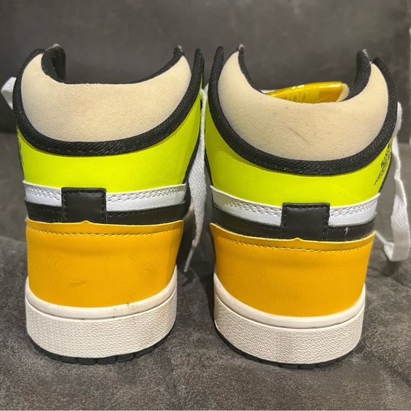 Jordan 1 Retro High Top Sneaker Lime Yellow Black White - Picture 6 of 7